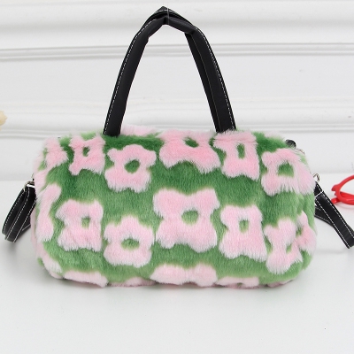 Дамска пухена чантичка в различни цветове