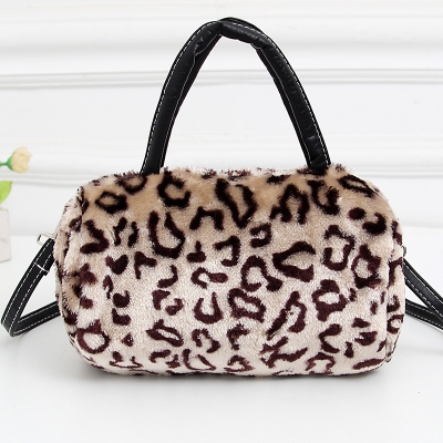 Дамска пухена чантичка в различни цветове