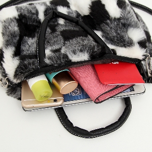 Дамска пухена чантичка в различни цветове