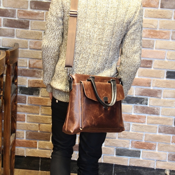 Καθημερινή ανδρική τσάντα από τεχνητό δέρμα  σε καφέ χρώμα - 1 μοντέλο