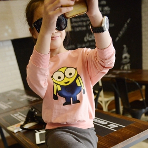 Детска пролетна свежа блуза с малко миньонче
