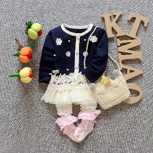 Детска плетена жилетка с дантела -тип рокличка