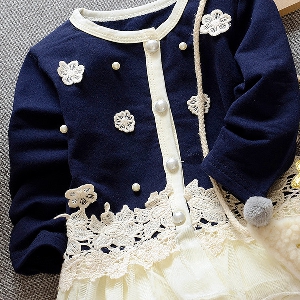 Детска плетена жилетка с дантела -тип рокличка