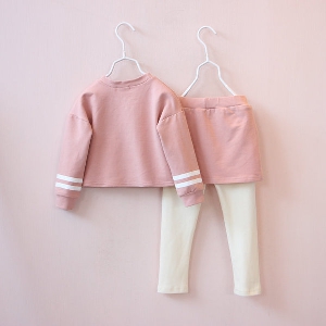 Детски комплект за момичета в бебешко розова блуза и бял клин