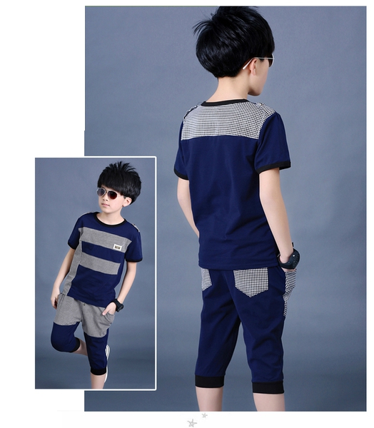 Καλοκαιρινά σύνολα για αγόρια σε τρία χρώματα.