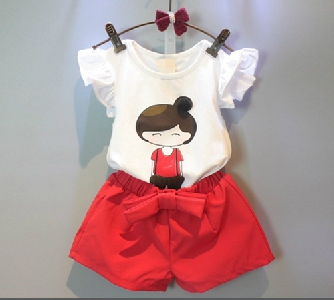 Детски комплект бяла блузка и червени панталони.