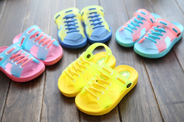 παντόφλες Καλοκαίρι των παιδιών για τα αγόρια και τα κορίτσια - 4 μοντέλα