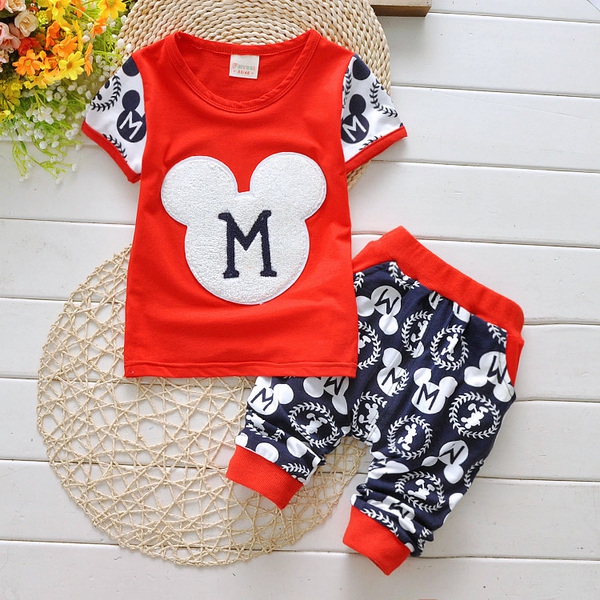 Комплекти тениска и панталони за бебета: различни модели за момчета и момчета