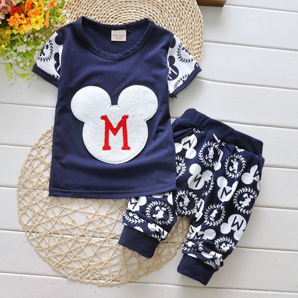 Комплекти тениска и панталони за бебета: различни модели за момчета и момчета