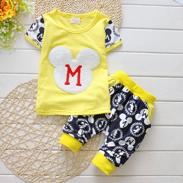 Комплекти тениска и панталони за бебета: различни модели за момчета и момчета