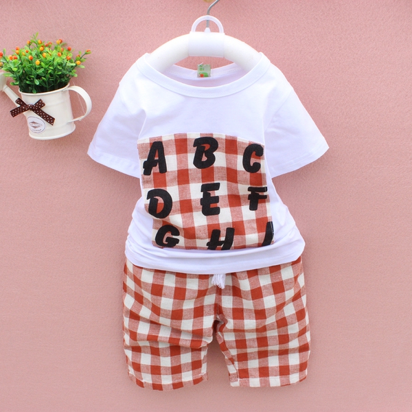 Комплекти тениска и панталони за бебета: различни модели за момчета и момчета