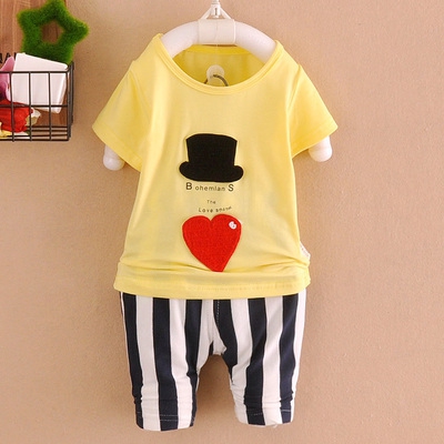 Комплекти тениска и панталони за бебета: различни модели за момчета и момчета