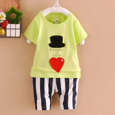 Комплекти тениска и панталони за бебета: различни модели за момчета и момчета