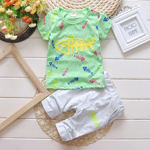 Комплекти тениска и панталони за бебета: различни модели за момчета и момчета