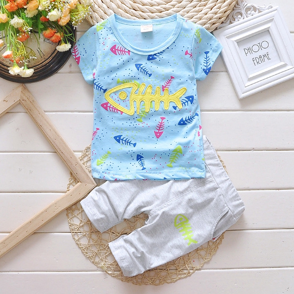 Комплекти тениска и панталони за бебета: различни модели за момчета и момчета