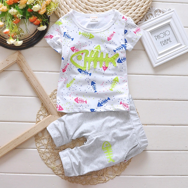 Комплекти тениска и панталони за бебета: различни модели за момчета и момчета