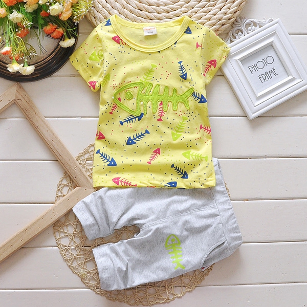 Комплекти тениска и панталони за бебета: различни модели за момчета и момчета