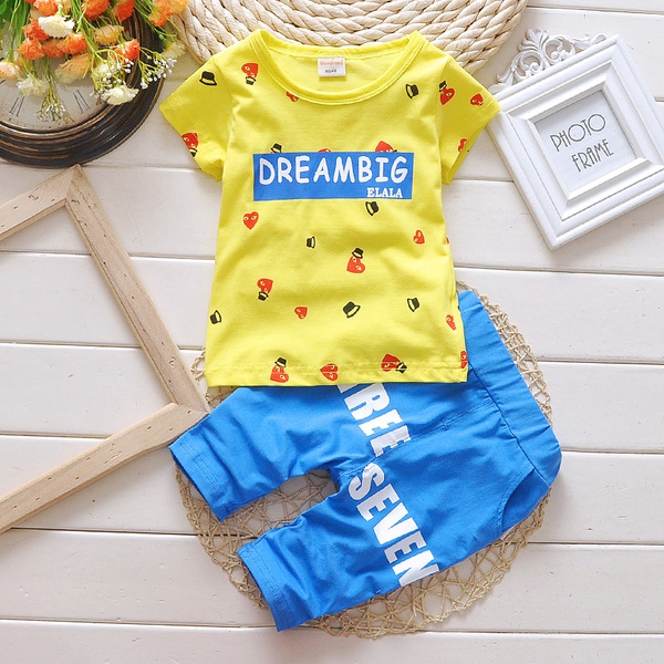 Комплекти тениска и панталони за бебета: различни модели за момчета и момчета