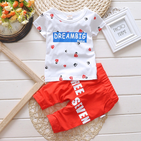 Комплекти тениска и панталони за бебета: различни модели за момчета и момчета