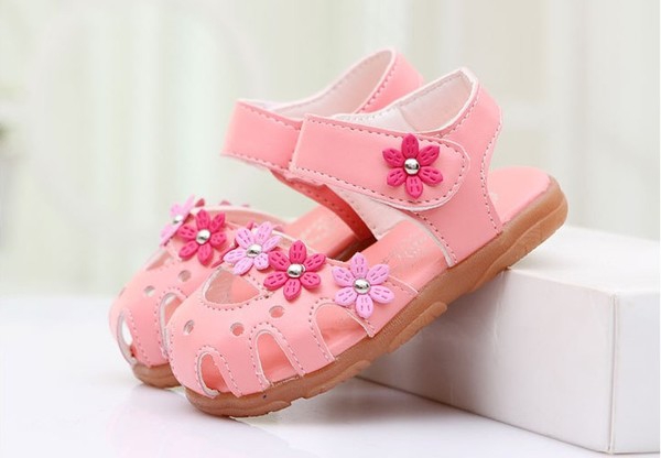 Παιδικά σανδάλια για τα κορίτσια τρία χρώματα