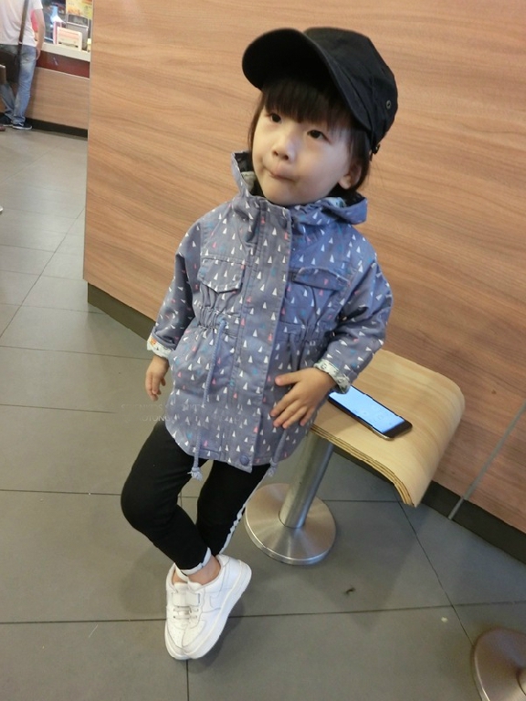 Ανοιξιάτικο μπουφάν για κορίτσια σε δύο χρώματα.