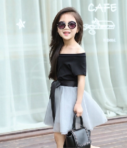 Детска комплект черна блуза и пола от шифон.