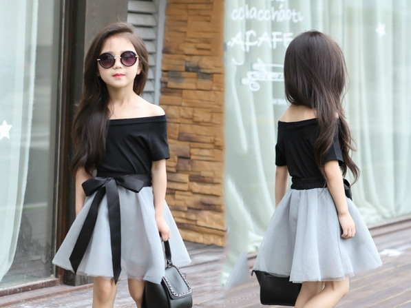 Σετ μαύρη κορυφή και φούστα από σιφόν.