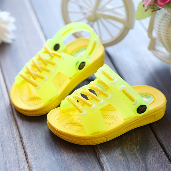 Παντόφλες με ψεύτικο συνδέσεις για το καλοκαίρι