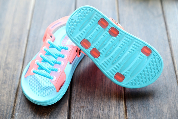 Παντόφλες με ψεύτικο συνδέσεις για το καλοκαίρι