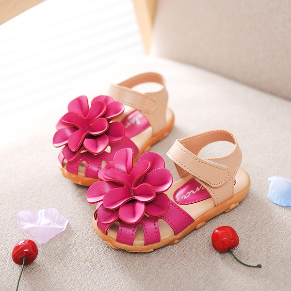 σανδάλια των παιδιών με τα κορίτσια λουλούδι