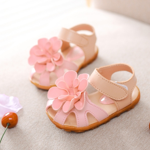 σανδάλια των παιδιών με τα κορίτσια λουλούδι