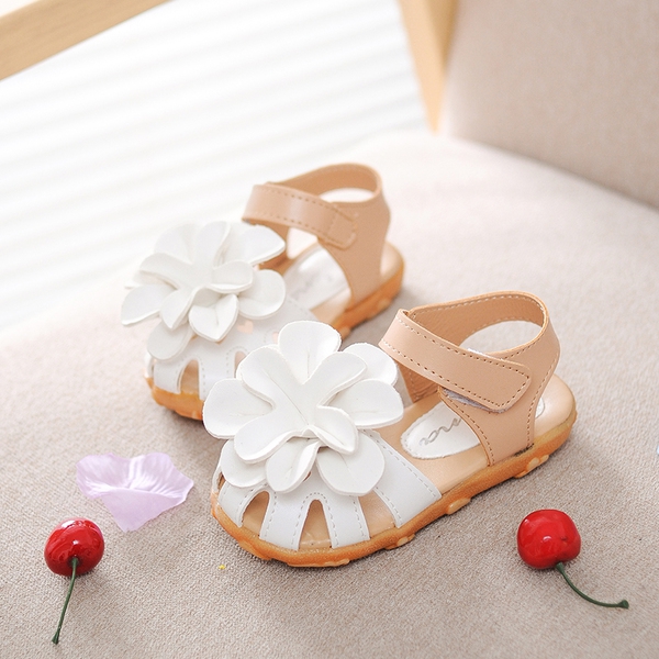 σανδάλια των παιδιών με τα κορίτσια λουλούδι