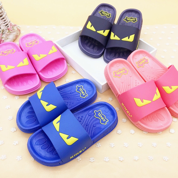 παντόφλες κινουμένων σχεδίων για τα αγόρια και τα κορίτσια σε διάφορα χρώματα