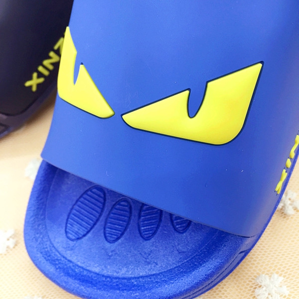 παντόφλες κινουμένων σχεδίων για τα αγόρια και τα κορίτσια σε διάφορα χρώματα