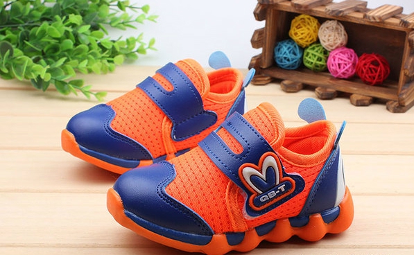 Παιδικά αθλητικά παπούτσια για κορίτσια και αγόρια