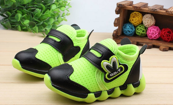 Παιδικά αθλητικά παπούτσια για κορίτσια και αγόρια