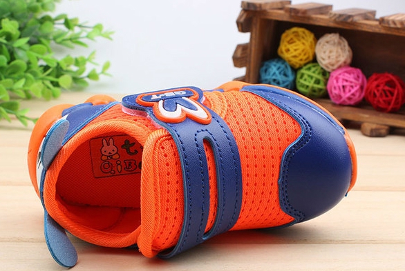 Παιδικά αθλητικά παπούτσια για κορίτσια και αγόρια