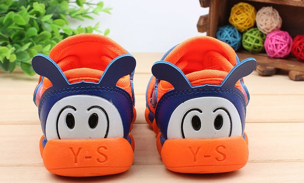 Παιδικά αθλητικά παπούτσια για κορίτσια και αγόρια