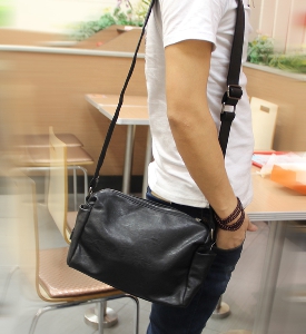 Стилна черна мъжка чанта за през рамо в черен цвят - 1 модела