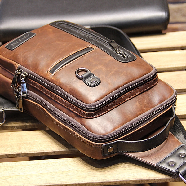 Άνετη ανδρική τσάντα ώμου σε καφέ χρώμα - 1 μοντέλο