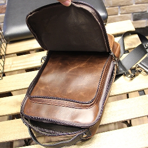 Άνετη ανδρική τσάντα ώμου σε καφέ χρώμα - 1 μοντέλο