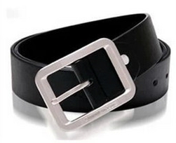 Τρία διαφορετικά μοντέλα των ζωνών ανδρών - λευκό, μαύρο και καφέ