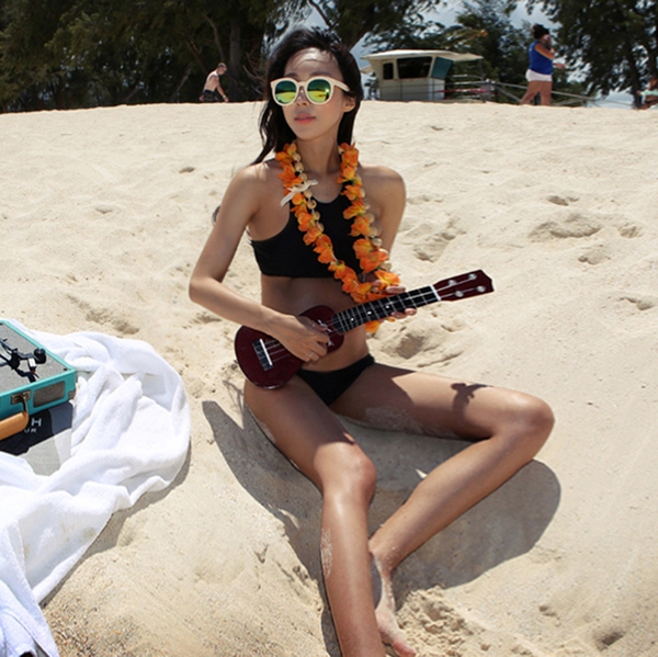 Μαγιό με ανοιχτή πλάτη: μαύρο και λευκό