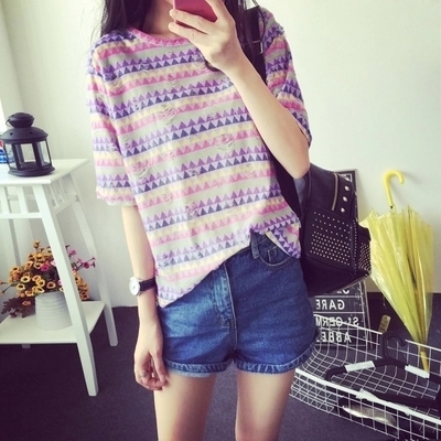 Κυρίες μπλούζες χρώματα του καλοκαιριού και τα σχέδια.