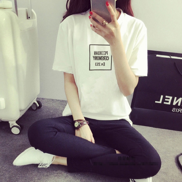 Κυρίες μπλούζες χρώματα του καλοκαιριού και τα σχέδια.