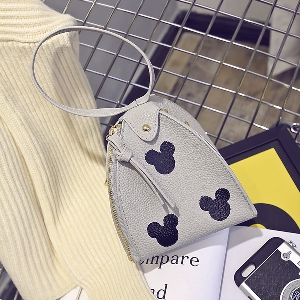 Μια μικρή τσάντα με εκτύπωση του Mickey Mouse