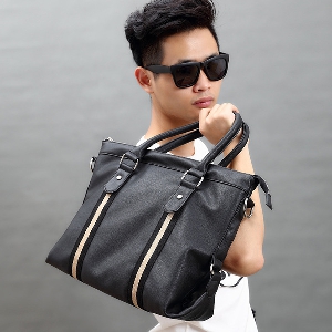 Μοντέρνα ανδρική τσάντα σε μαύρο χρώμα κατάλληλη για την καθημερινή ζωή