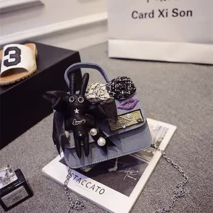 Ύφασμα τσάντα χρώμα τζιν με διάφορα αξεσουάρ