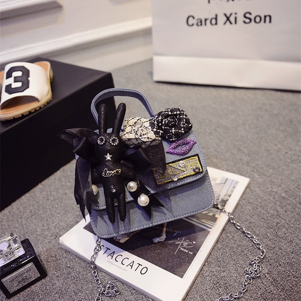 Ύφασμα τσάντα χρώμα τζιν με διάφορα αξεσουάρ