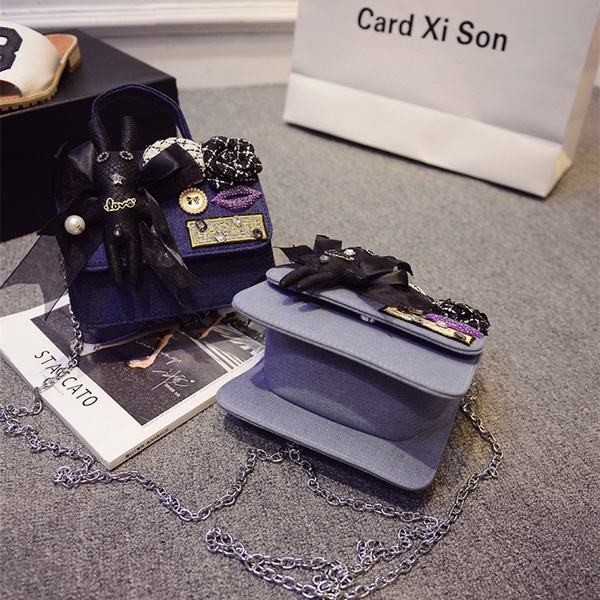 Ύφασμα τσάντα χρώμα τζιν με διάφορα αξεσουάρ